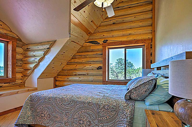 Loft bedroom Ponderosa with gable dormer
